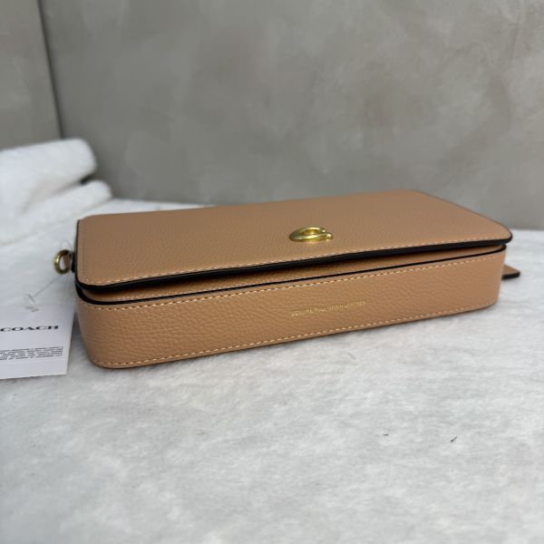 Coach 粉拋光鵝卵石斜背包 
