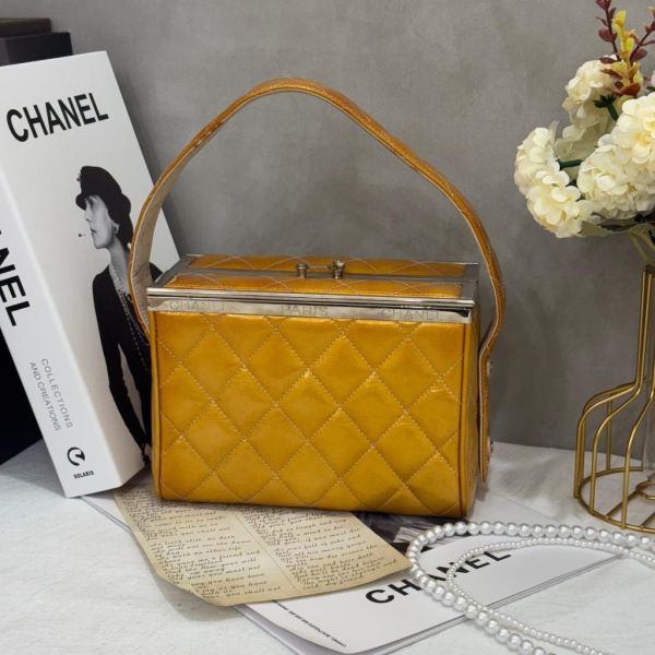 CHANEL 黃色漆皮方盒子 