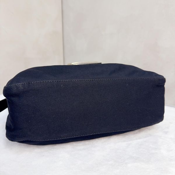 Fendi Mamma Baguette 黑色帆布肩背包 