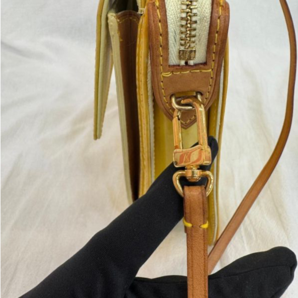 Louis Vuitton 檸檬黃漆皮相機包 