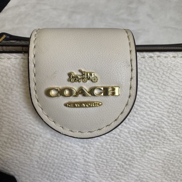 Coach 米白中型拉鍊零錢包 