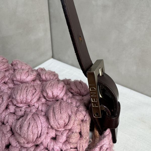 Fendi 粉色勾織 Baguette 肩背包 
