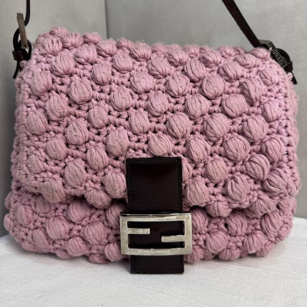 Fendi 粉色勾織 Baguette 肩背包 