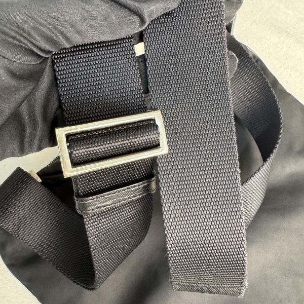 PRADA 經典黑色尼龍斜背包 