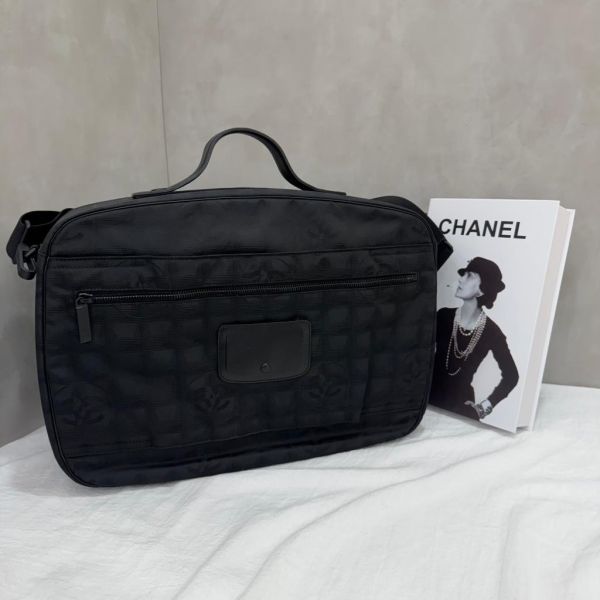 Chanel 黑色黑扣冰格行李箱 