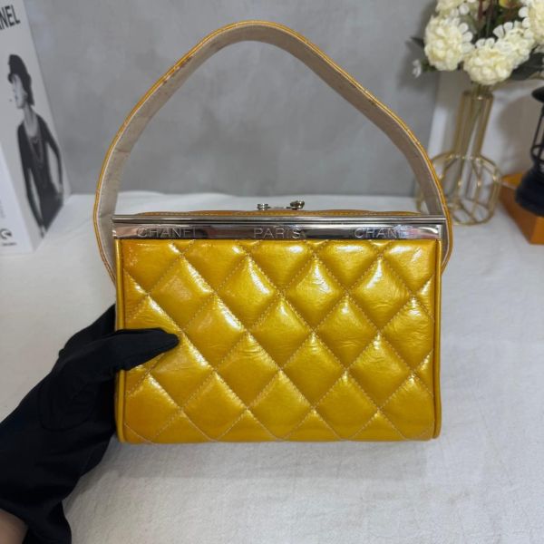 CHANEL 黃色漆皮方盒子 