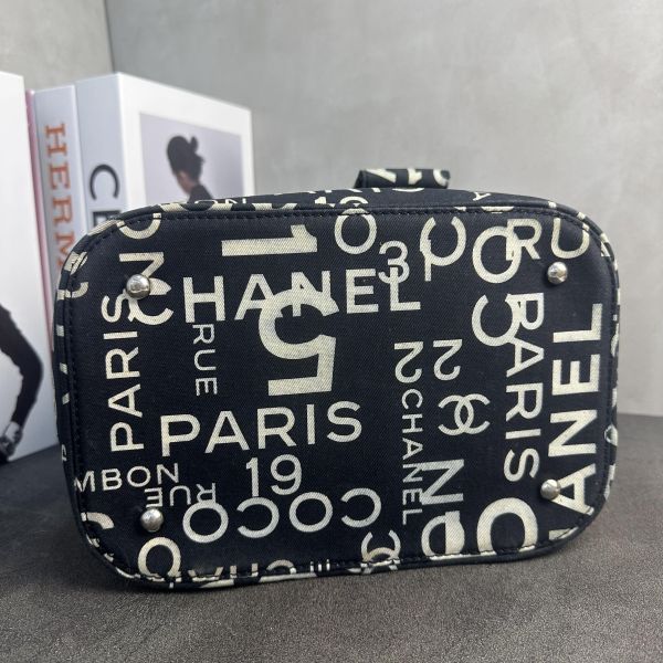 CHANEL 黑白字母塗鴉帆布肩背手提化妝箱* 