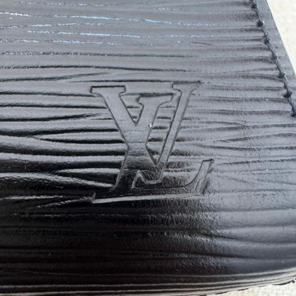 LV EPI水波紋黑色信封手拿包 