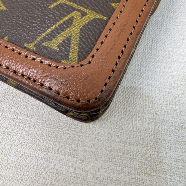 LV 紅皮信封手拿包 