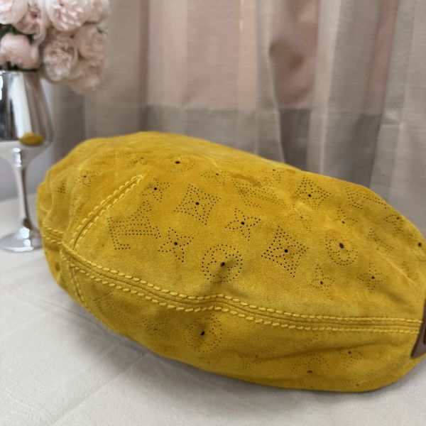 LV 麂皮鏤空腋下包 