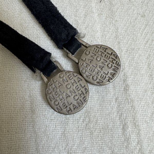 Chanel 黑色緞面珍珠logo後背包 
