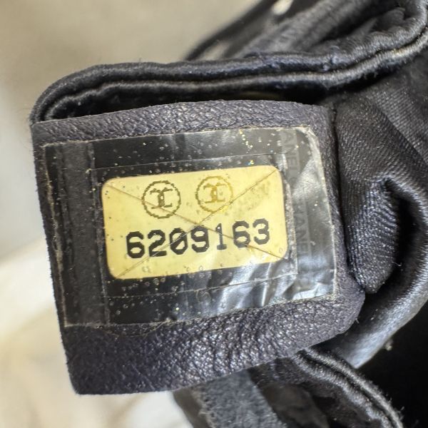 Chanel 黑色緞面珍珠logo後背包 
