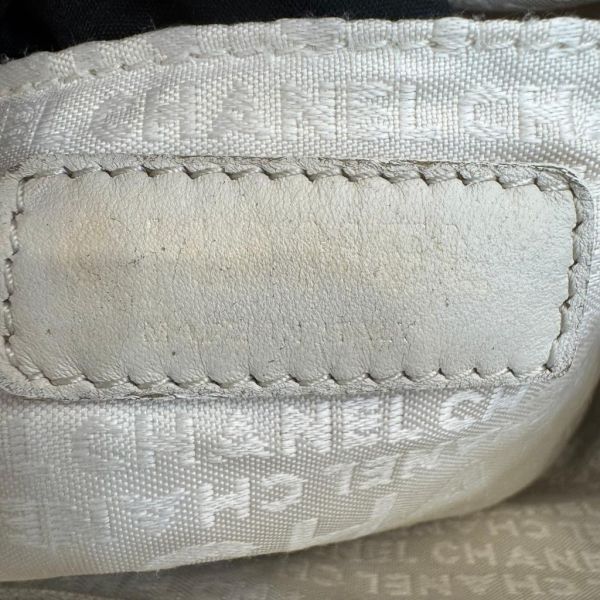 Chanel 櫥窗人物塗鴉帆布包 