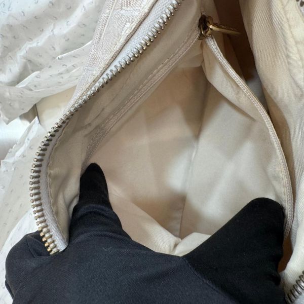 Chanel 粉色冰格腋下包 