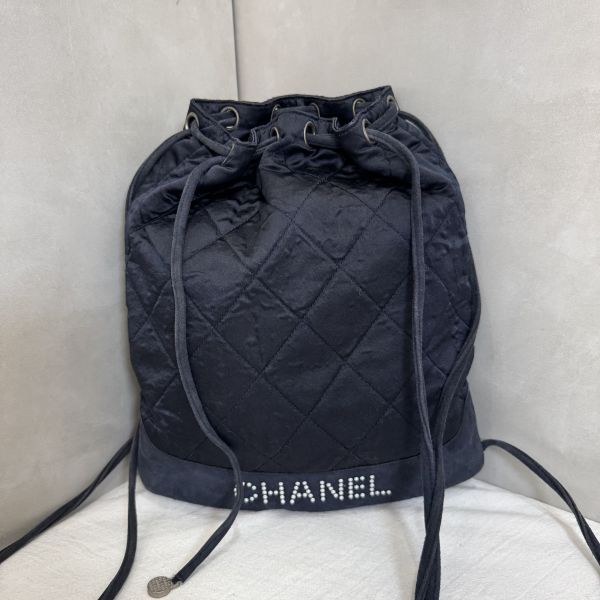 Chanel 黑色緞面珍珠logo後背包 