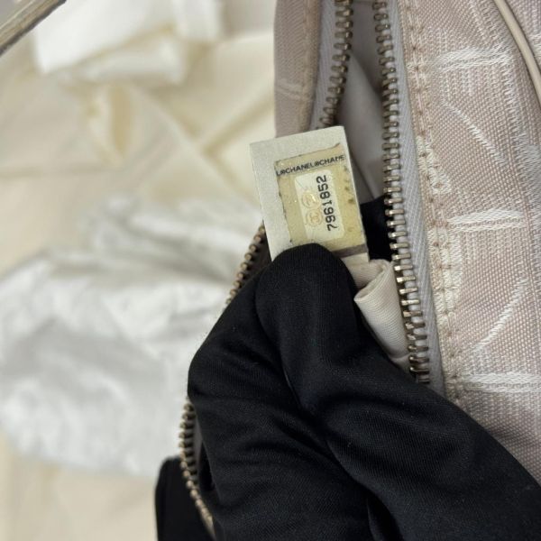Chanel 粉色冰格腋下包 