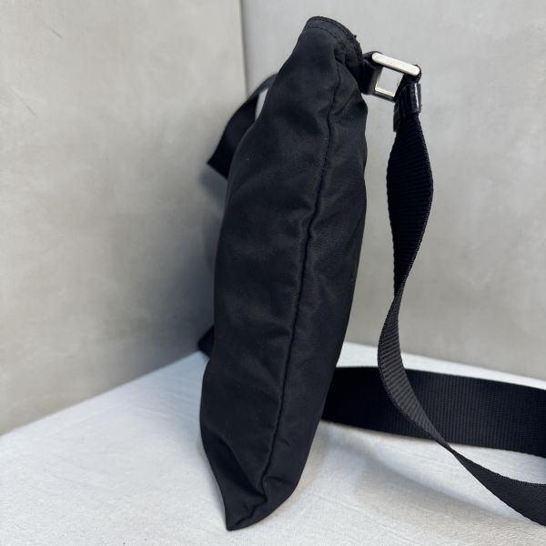 Prada 黑色尼龍斜背包 