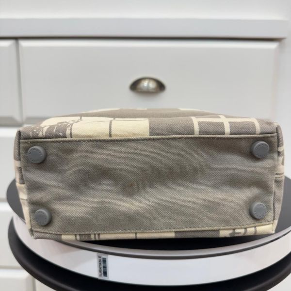 Chanel 櫥窗人物塗鴉帆布包 