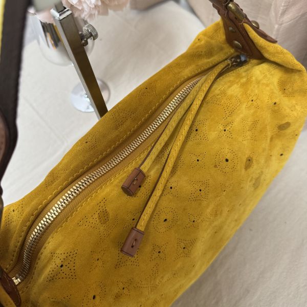 LV 麂皮鏤空腋下包 