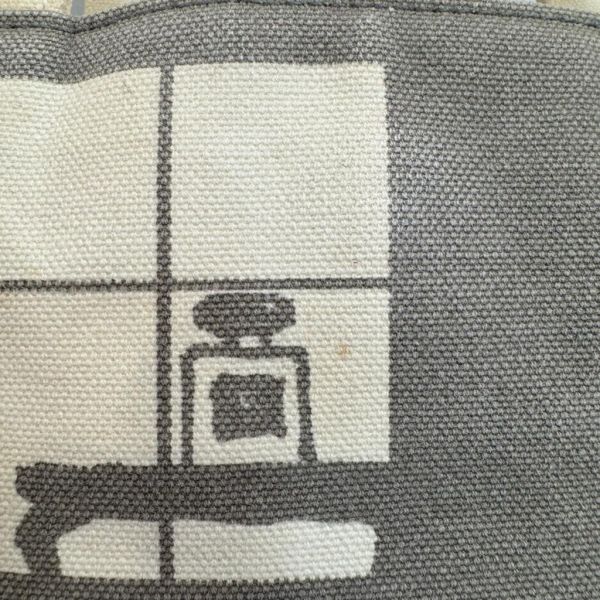 Chanel 櫥窗人物塗鴉帆布包 