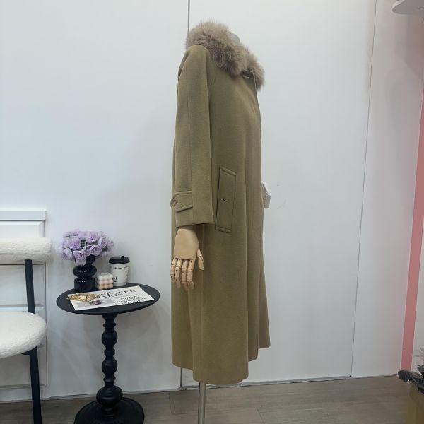 Burberry卡其色毛領大衣 