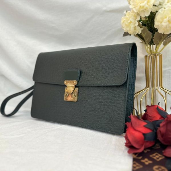 Louis Vuitton 墨綠色荔枝皮手拿包 