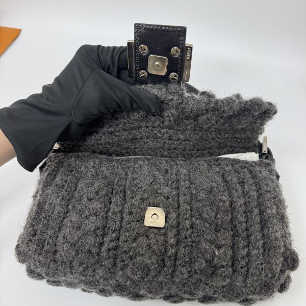 Fendi Baguette 灰色毛線針織肩背包 