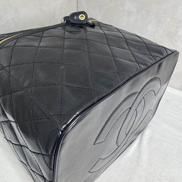 Chanel 菱格漆皮化妝包 