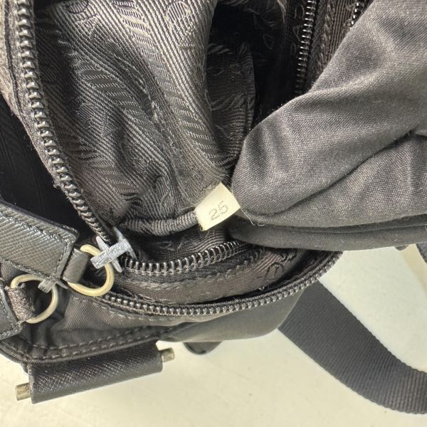 PRADA 經典黑色尼龍斜背包 