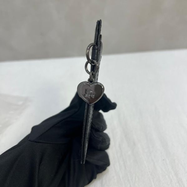 Burberry 荔枝紋皮革 金屬心形卡夾 