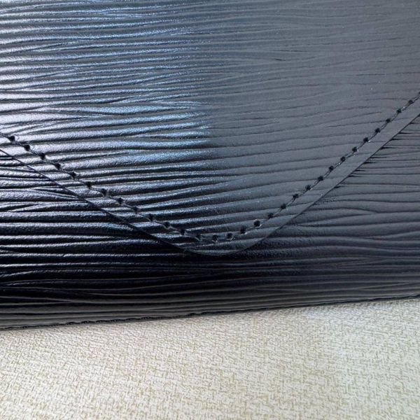 LV EPI水波紋黑色信封手拿包 