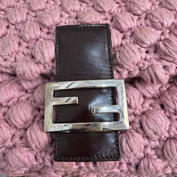 Fendi 粉色勾織 Baguette 肩背包 