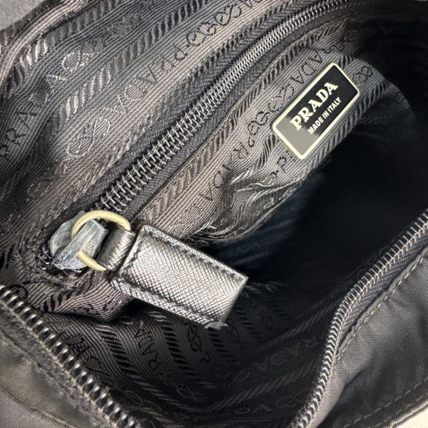 PRADA 經典黑色尼龍斜背包 