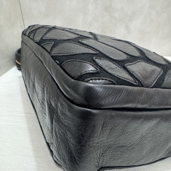 Chanel 絨毛皮革拼色相機包 