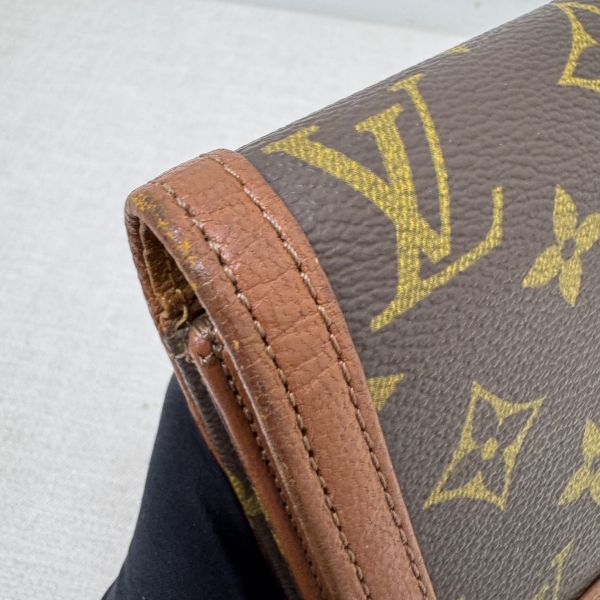 LV 紅皮信封手拿包 