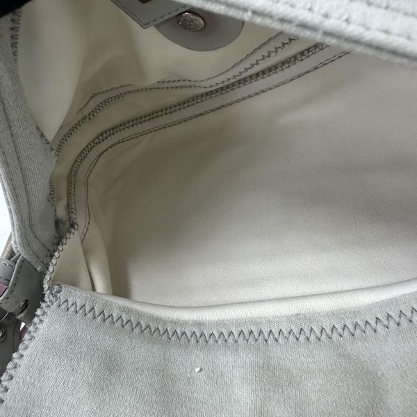 Fendi Baguette 淡灰色布面肩背包 