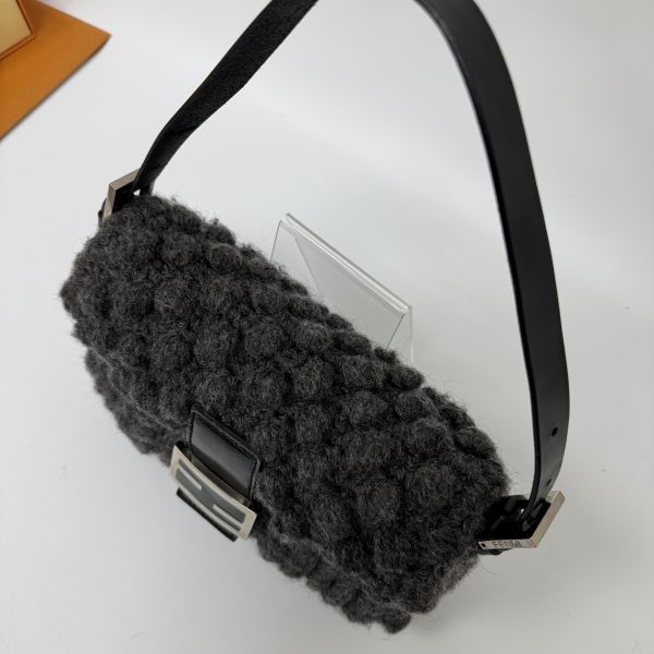 Fendi Baguette 灰色毛線針織肩背包 