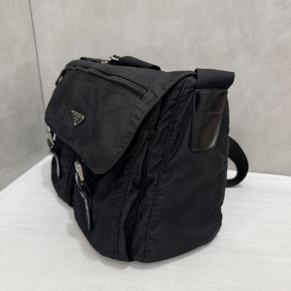 PRADA 經典三角LOGO尼龍翻蓋雙扣中性斜背包/郵差包 