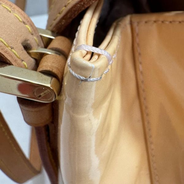 Louis Vuitton 黃色漆皮壓紋肩背包 