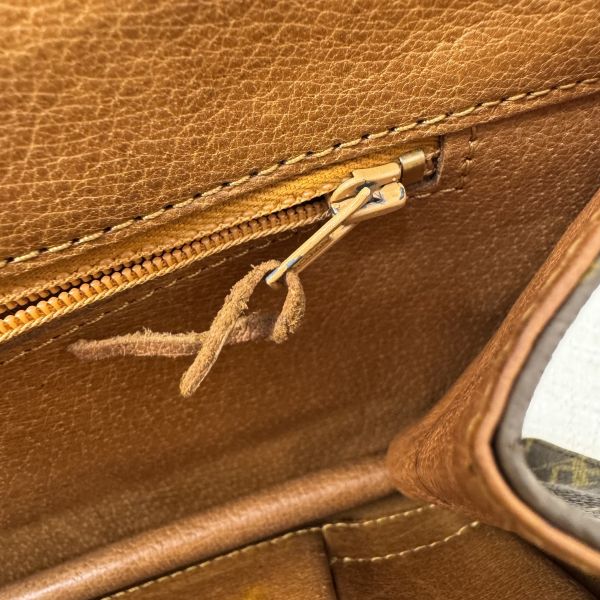 LV 紅皮信封手拿包 