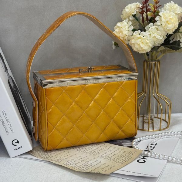 CHANEL 黃色漆皮方盒子 