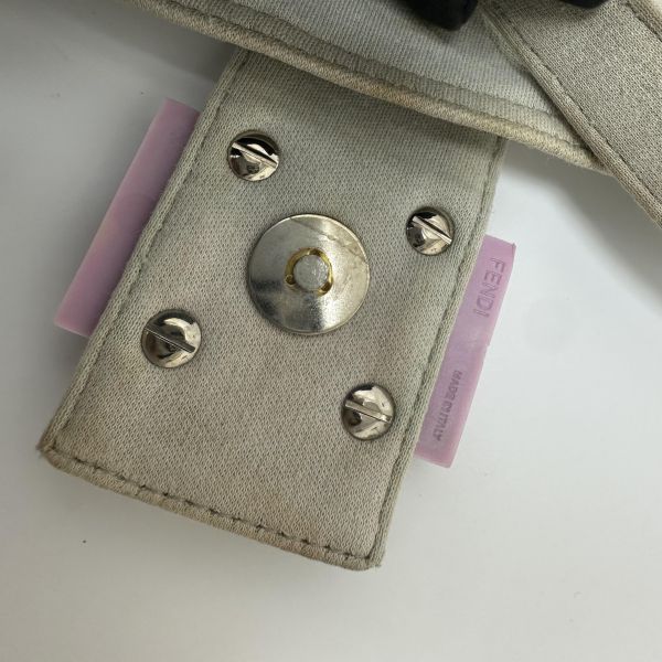 Fendi Baguette 淡灰色布面肩背包 
