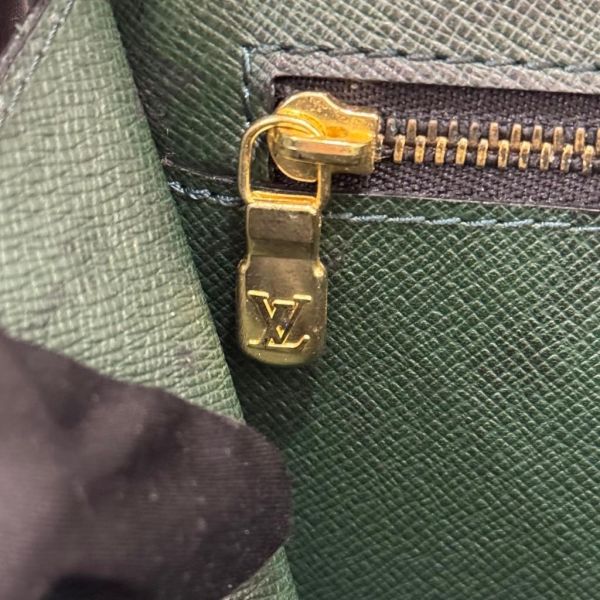 Louis Vuitton 墨綠色荔枝皮手拿包 
