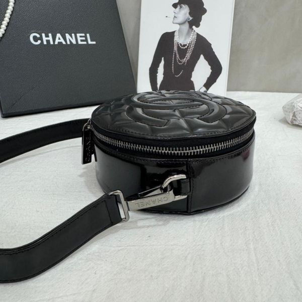 Chanel 漆皮小圓包 