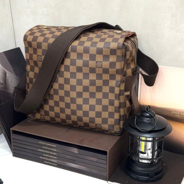 Louis Vuitton 棋盤上扣斜背包 