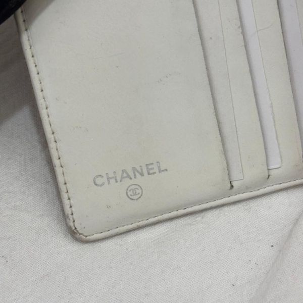 CHANEL 金屬色山茶花壓紋皮革對摺短夾 