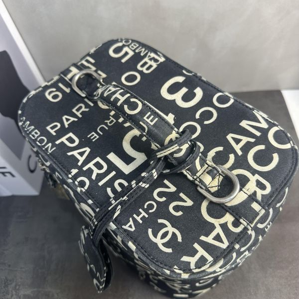 CHANEL 黑白字母塗鴉帆布肩背手提化妝箱* 