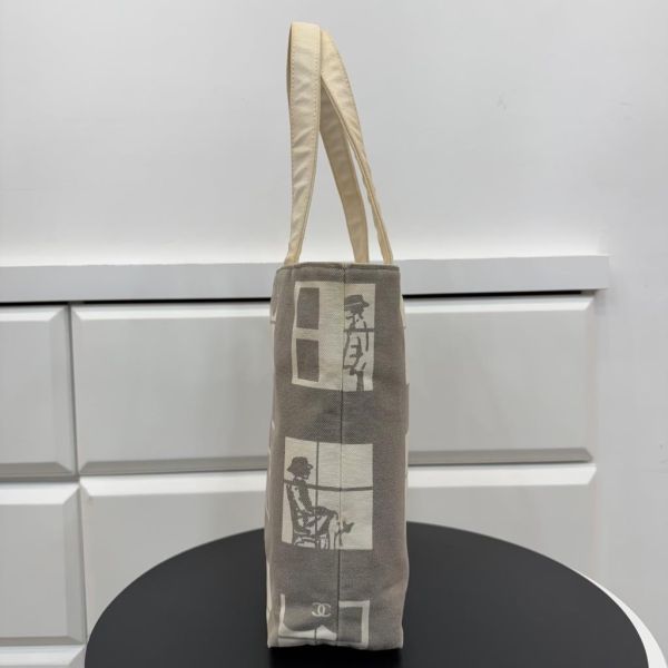 Chanel 櫥窗人物塗鴉帆布包 