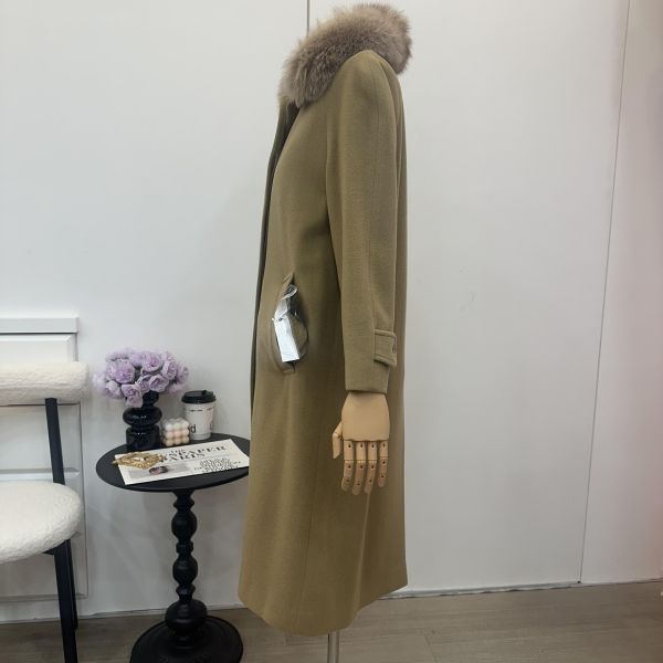 Burberry卡其色毛領大衣 