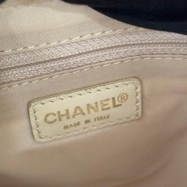 Chanel 粉色冰格腋下包 